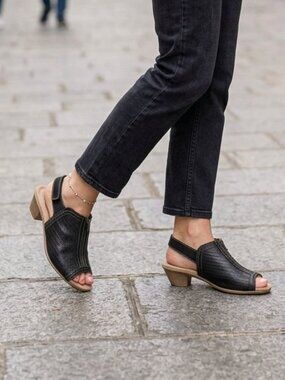 Earth Origins Leather Marietta Maureen Open-Toe Zip Front Sandals